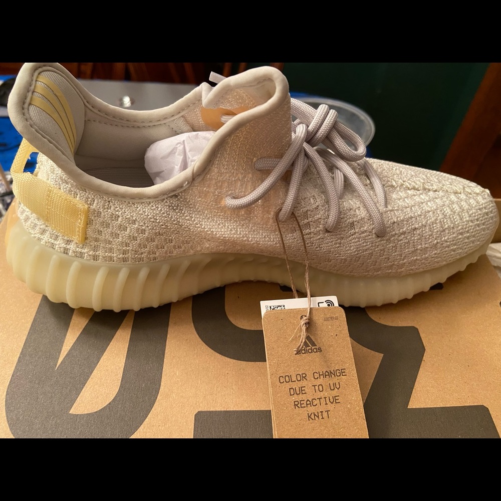 Yeezy’s 350 v2 Size 8 Light Light